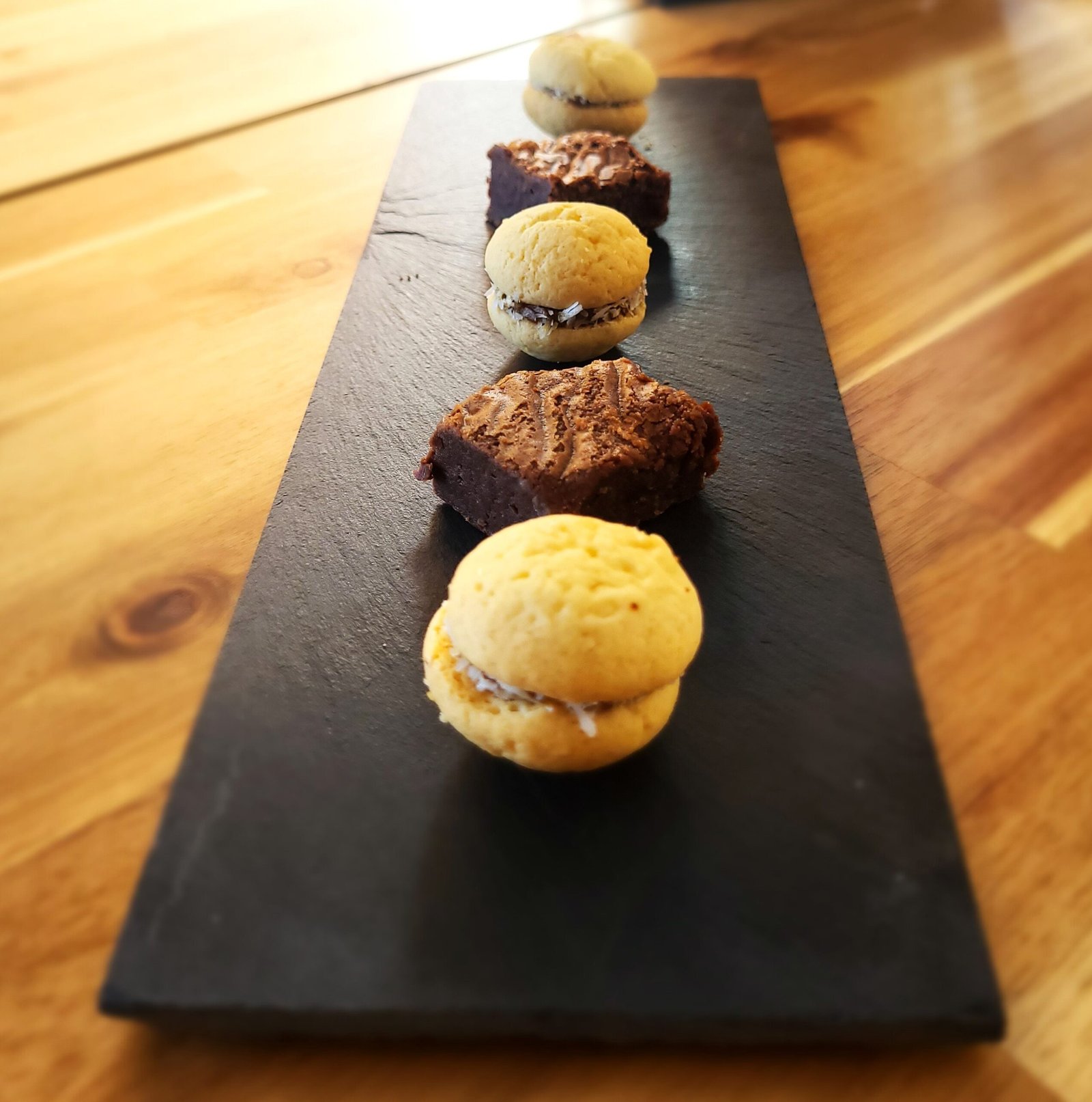 mini brownie y alfajores